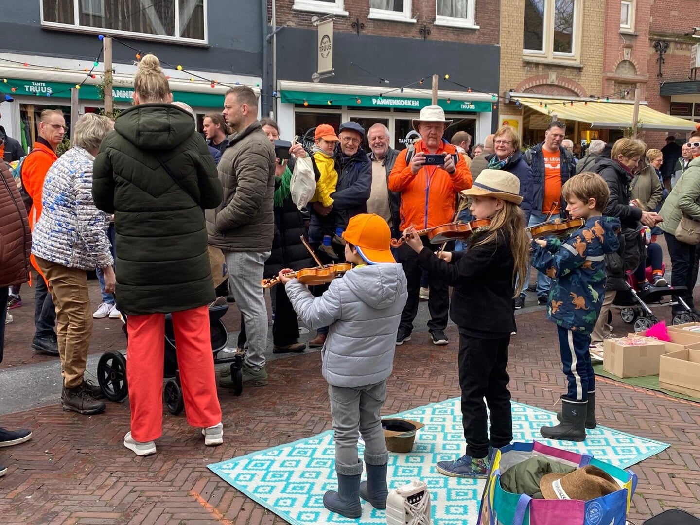 • Deze kleine violisten in de Rijnstraat trokken veel bekijks. 