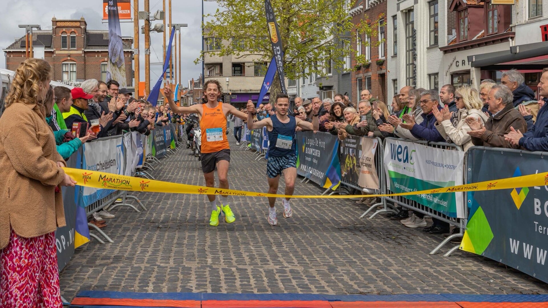 • De winnaars van de marathon van Zeeuws-Vlaanderen. Links Van der Lugt.