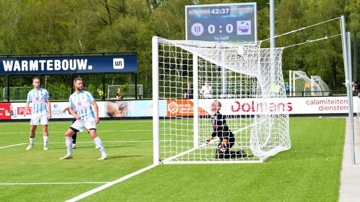 • Robin Jansen scoort de 1-0 vanuit de rebound tegen Roda Boys. 