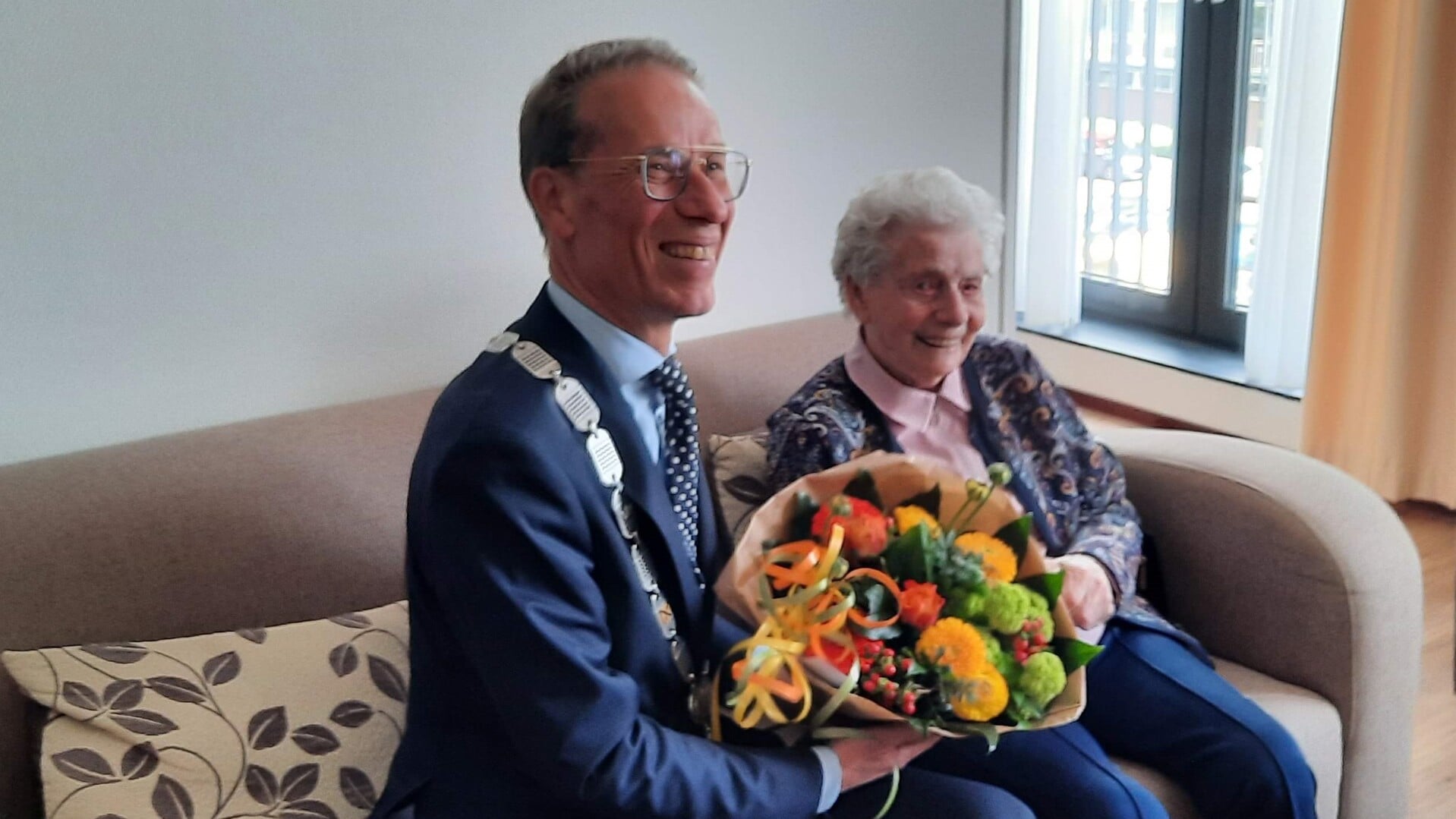 • Een blij verraste 100-jarige mevrouw Ouwerkerk.