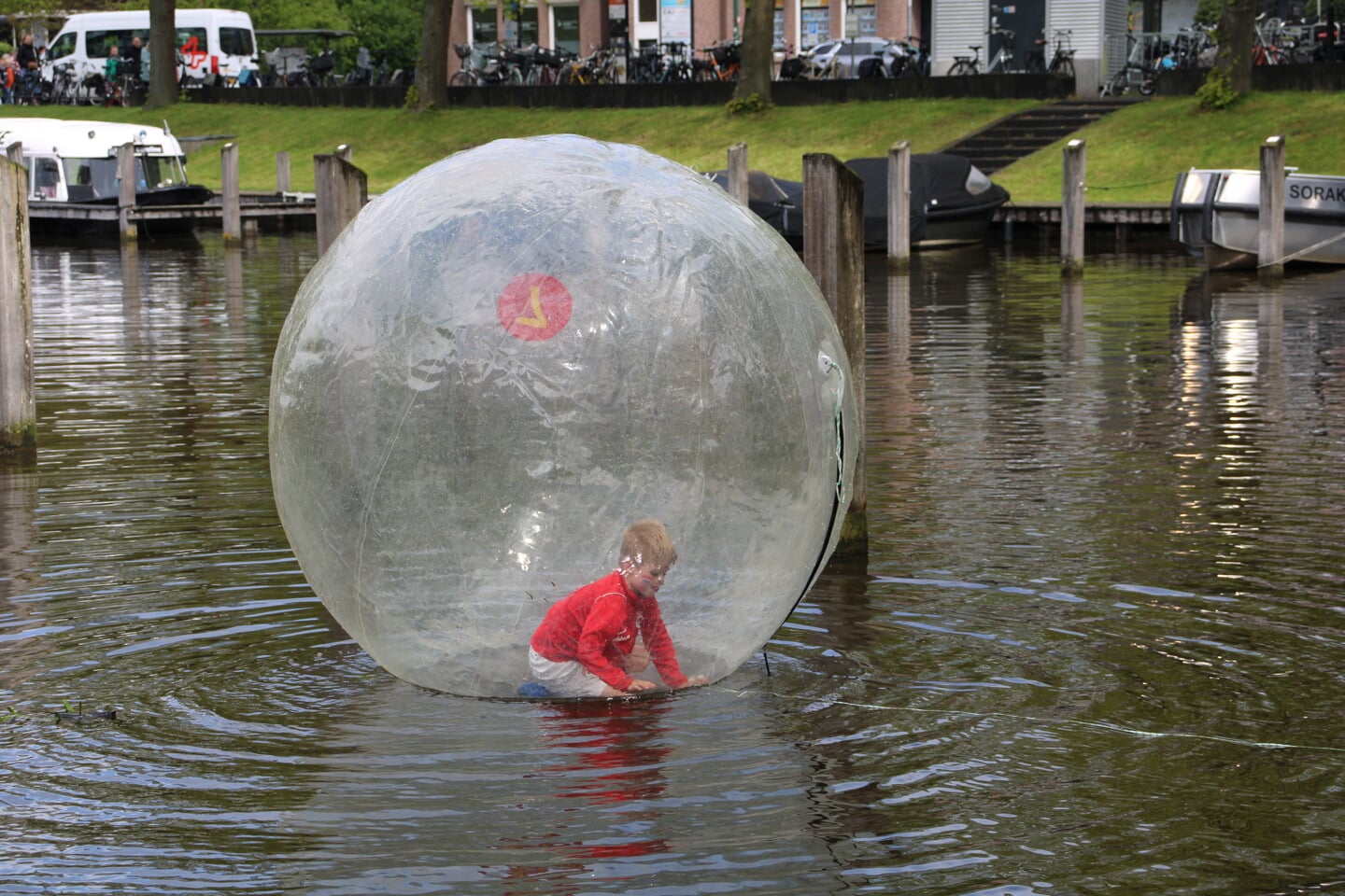 • Kinderen konden in Woerden in een 'waterbal' om vervolgens over het water te lopen.  