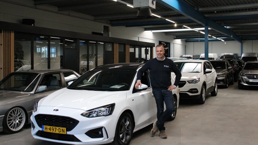 • Jilis van Mourik, de eigenaar, in de showroom van Jilis autobedrijven.