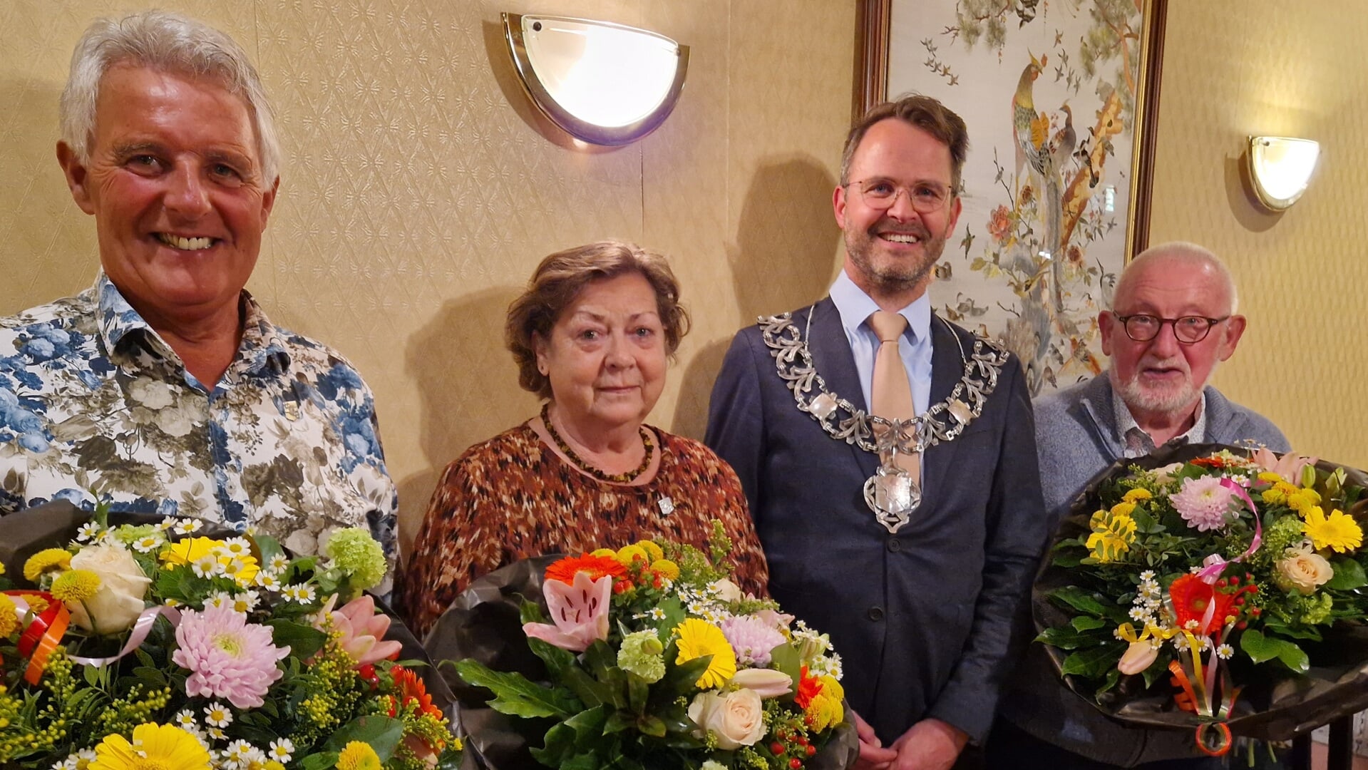 Van links naar rechts: De heer Aantjes, mevrouw De Bruijn-van Ieperen, burgemeester Laurens de Graaf en de heer Boele.