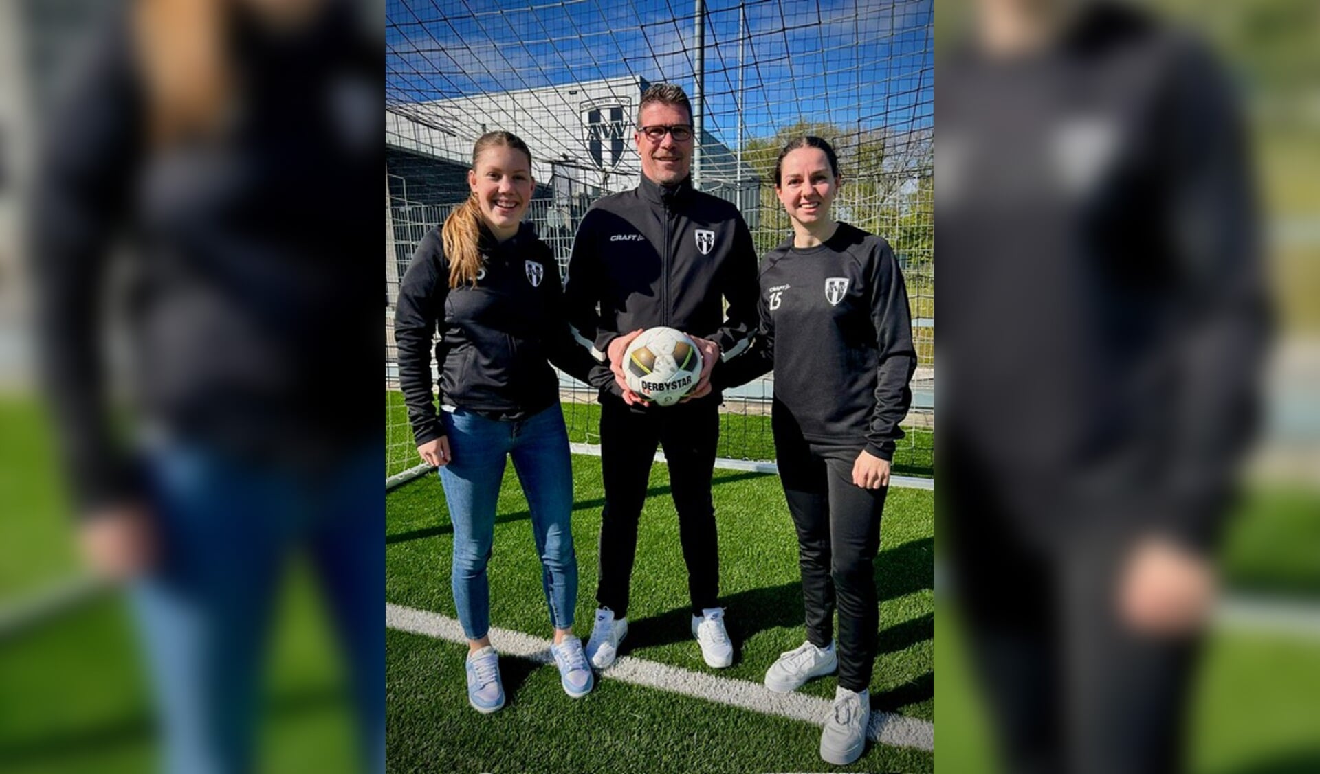• Trainer Vendelbosch met speelsters Anna en Sanne.