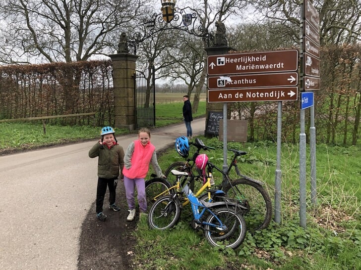 • Kinderen bij het mountainbike pad van Mariënwaerdt.