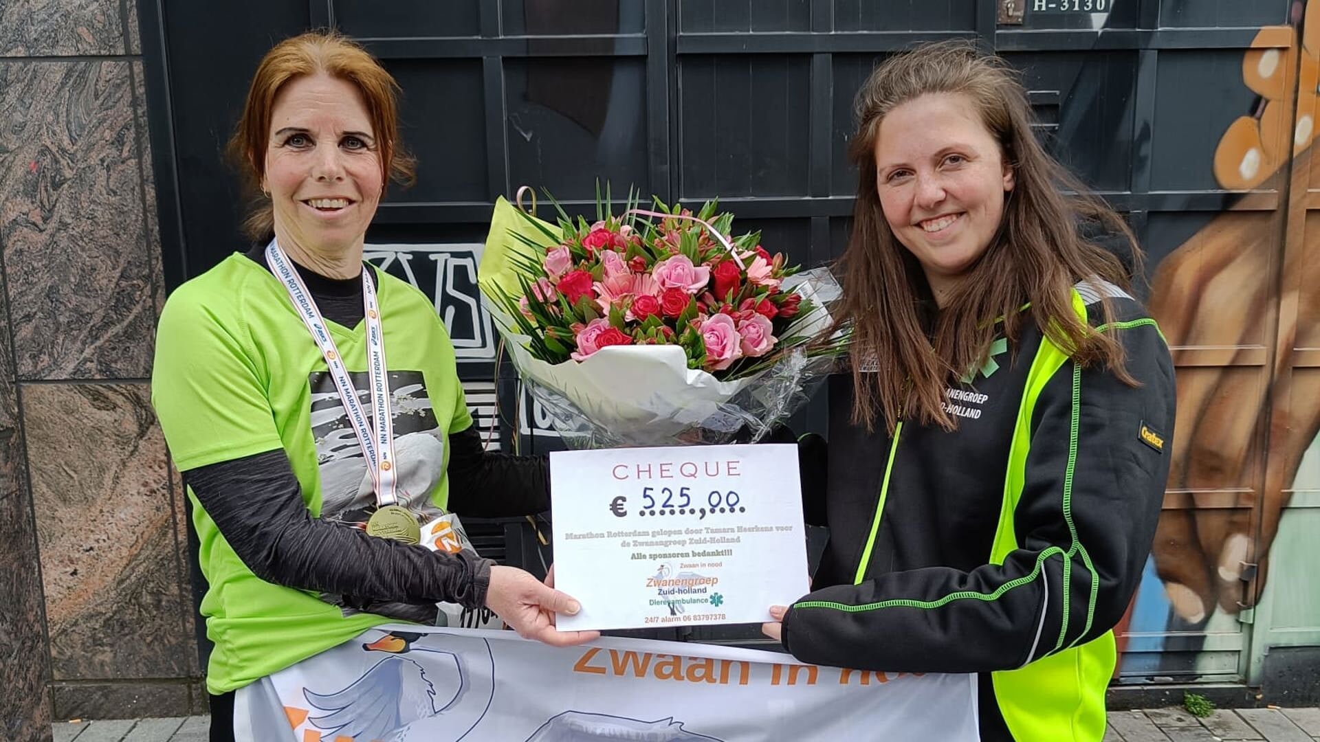 • Tamara (links) haalde 525 euro op voor de zwanengroep Zuid-Holland.
