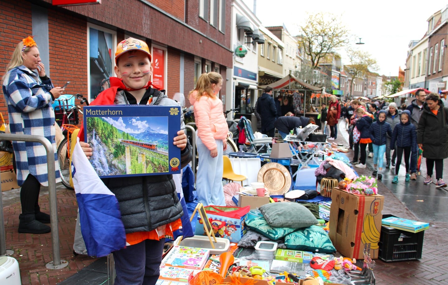 • Deze jongen laat in de Rijnstraat in Woerden zien wat hij zoal in de aanbieding heeft. 