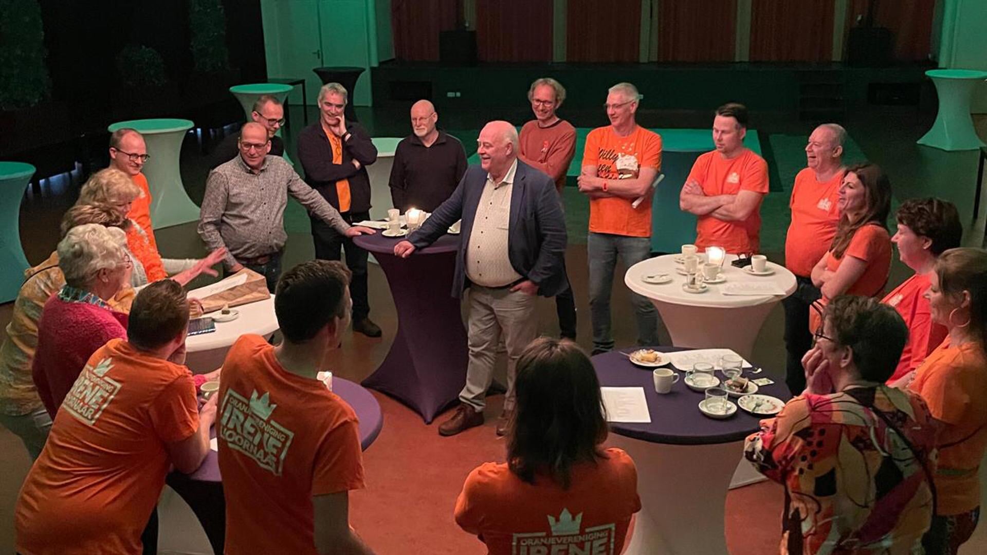 • Arie de Leeuw (midden) nam afscheid van de Oranjevereniging.