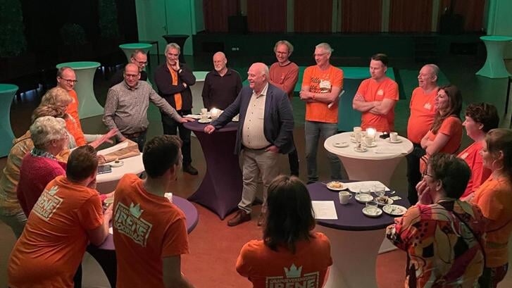 • Arie de Leeuw (midden) nam afscheid van de Oranjevereniging.