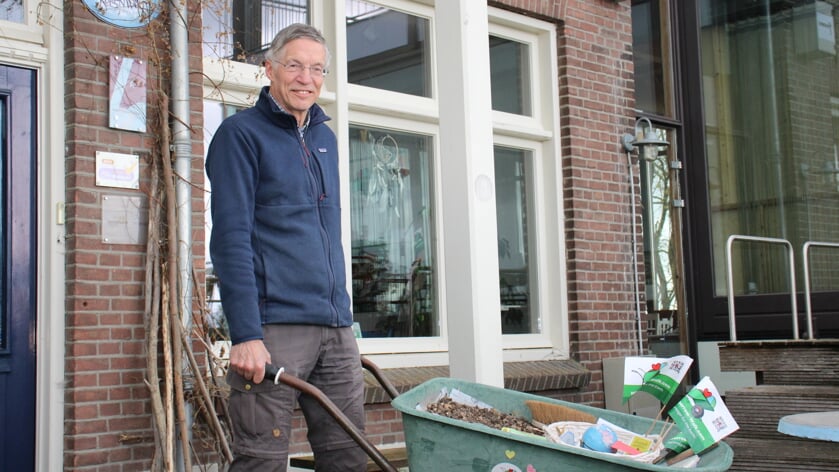 • Henry Mentink met de kruiwagen waarmee hij naar Parijs gaat lopen.