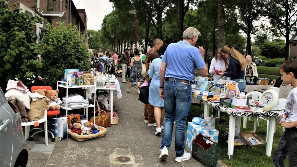 Spullen-verkopen-vanaf-je-voortuin-of-oprit--In-deze-Nieuwegeinse-wijk-doen-ze-het