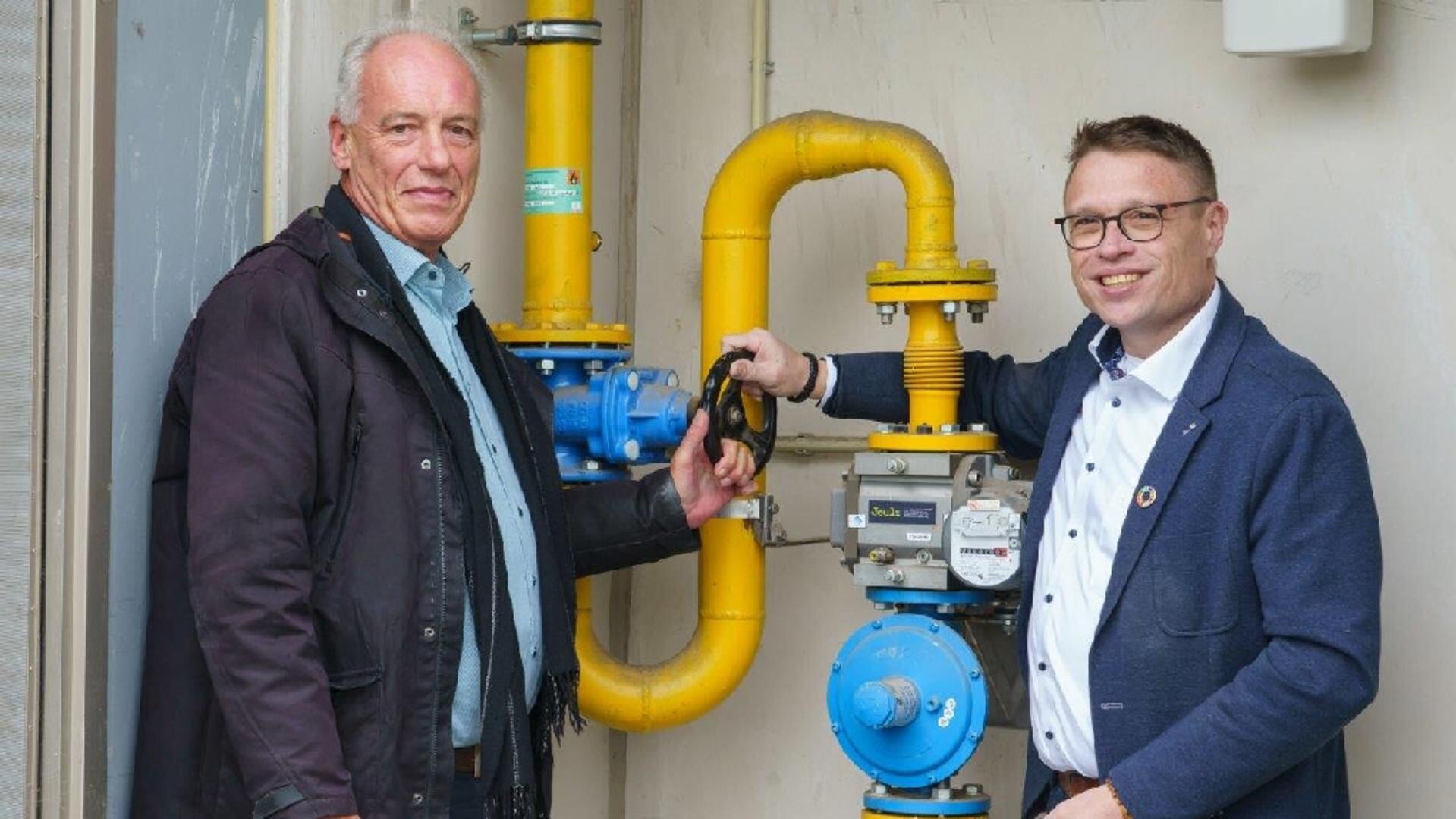 • Wethouder van Montfoort (rechts) draaide de gaskraan definitief dicht.