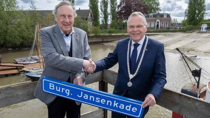 • Oud-burgemeester Ries Jansen ontvangt zijn straatnaambord uit handen van burgemeester Jan Luteijn.  