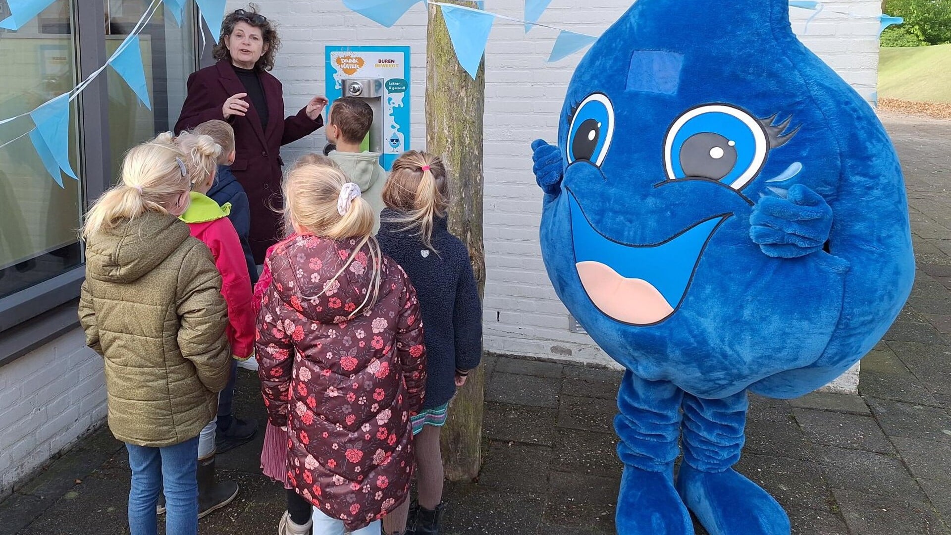 Wethouder Monique Bettink-Pierik bij het muurwatertappunt.