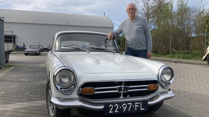 • Chris Sigmond uit Nieuwerkerk aan den IJssel en zijn Honda S800 zijn al 53 jaar trouwe vrienden.