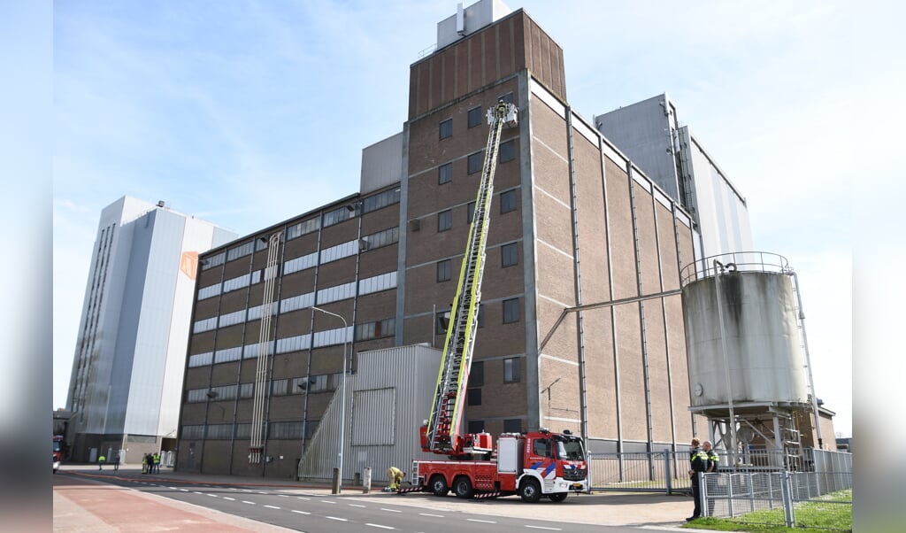 • De nieuwe ladderwagen van de brandweer Woerden werd ingezet bij de uitruk.