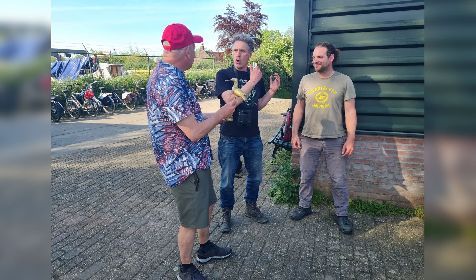 • Juryvoorzitter Dirk van Opheusden reikt de Gouden Snip uit aan Tom Zeegers (rechts) en Louis van Oort (midden).  