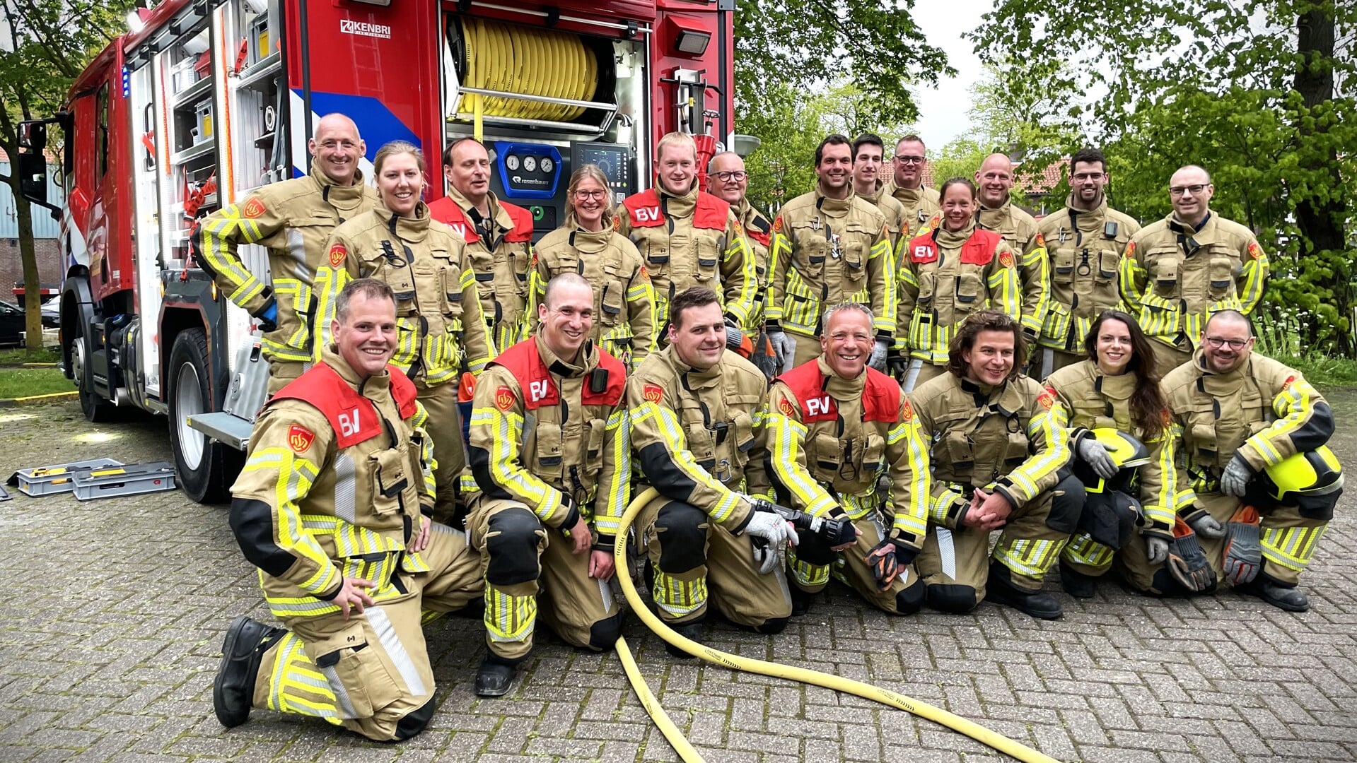 • Vrijwilligers van de Schoonhovense brandweer voor de nieuwe tankautospuit.  .