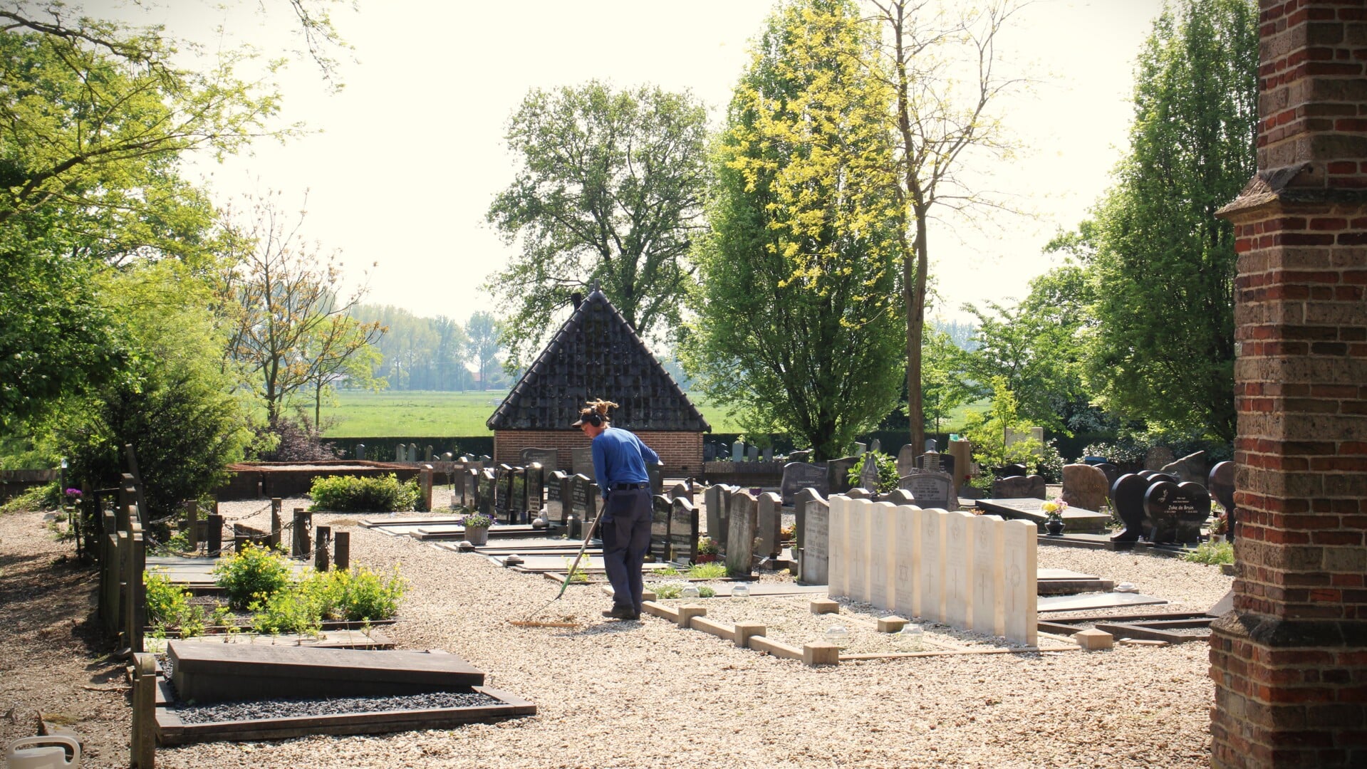 • Donderdag werd op de begraafplaats in Wadenoijen alvast het grind aangeharkt voor de Dodenherdenking.
