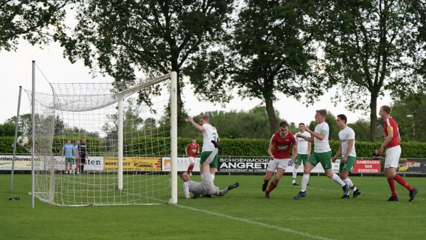 SC Everstein verslaat kampioenVVAC na comeback in de tweede helft en stelt tweede plaats (nacompetit
