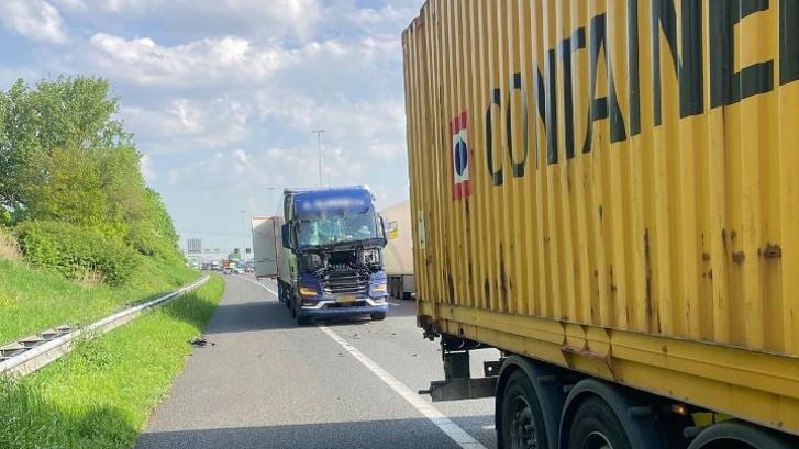 • Twee vrachtwagens botsten vlak voor knooppunt Hooipolder.