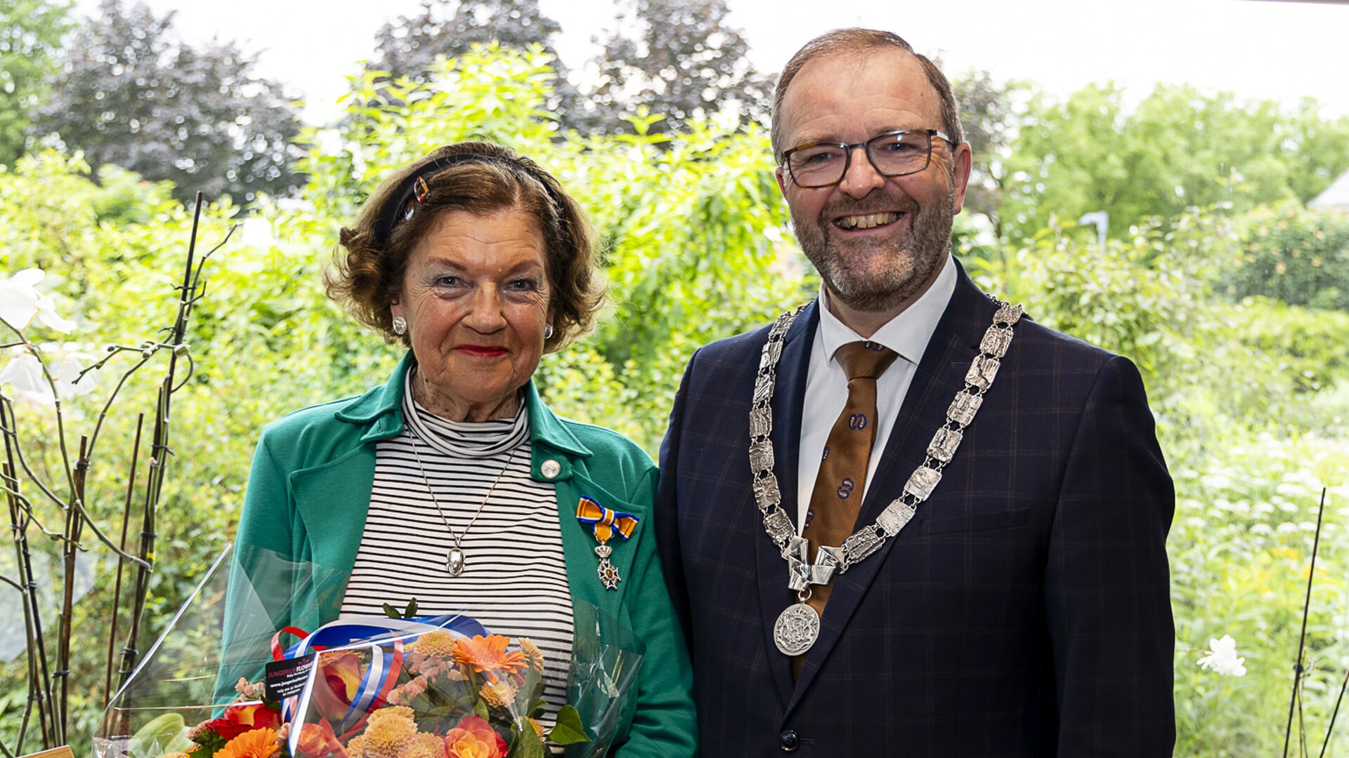 • Mevr. Japke Tuiten - Heida met burgemeester Stoop.