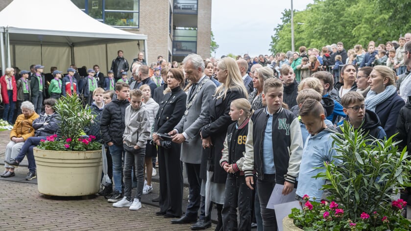• Burgemeester Sjors Fröhlich (vooraan met grijze jas en ambtsketen) gaf op 4 mei een toespraak. 