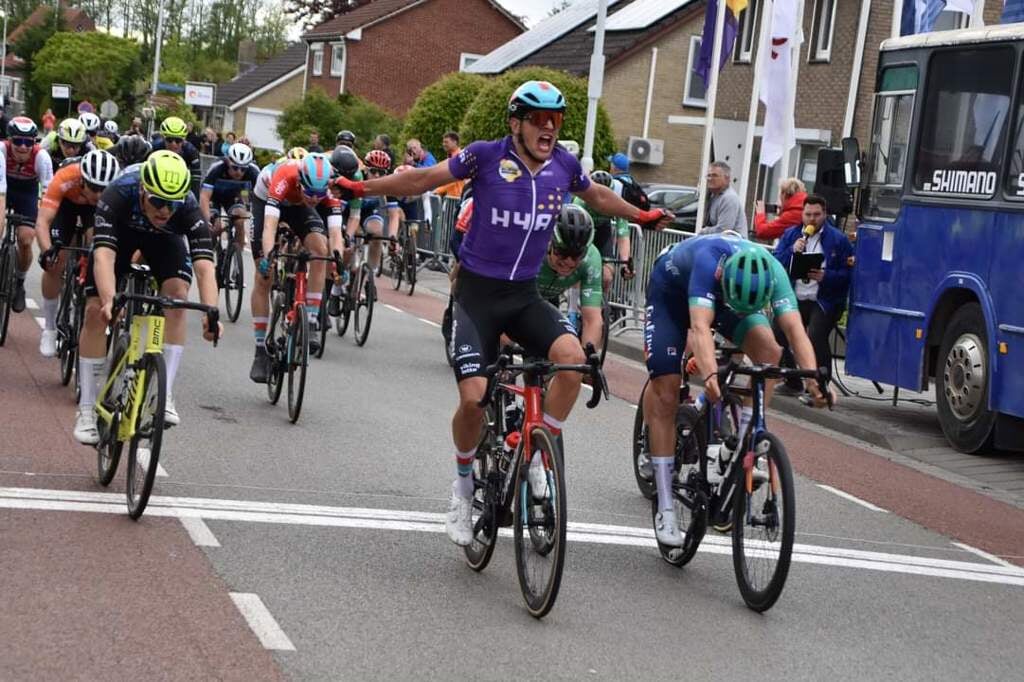 • Christiaan van Rees finisht vlak achter winnaar Steffen de Schuytenaar.