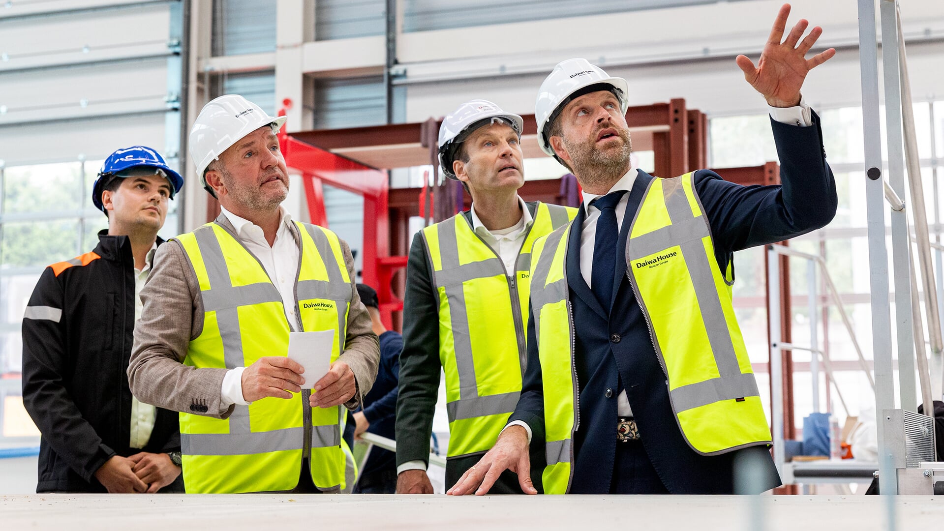• Minister Hugo de Jonge opent nieuwe fabriek van Daiwa House in Montfoort