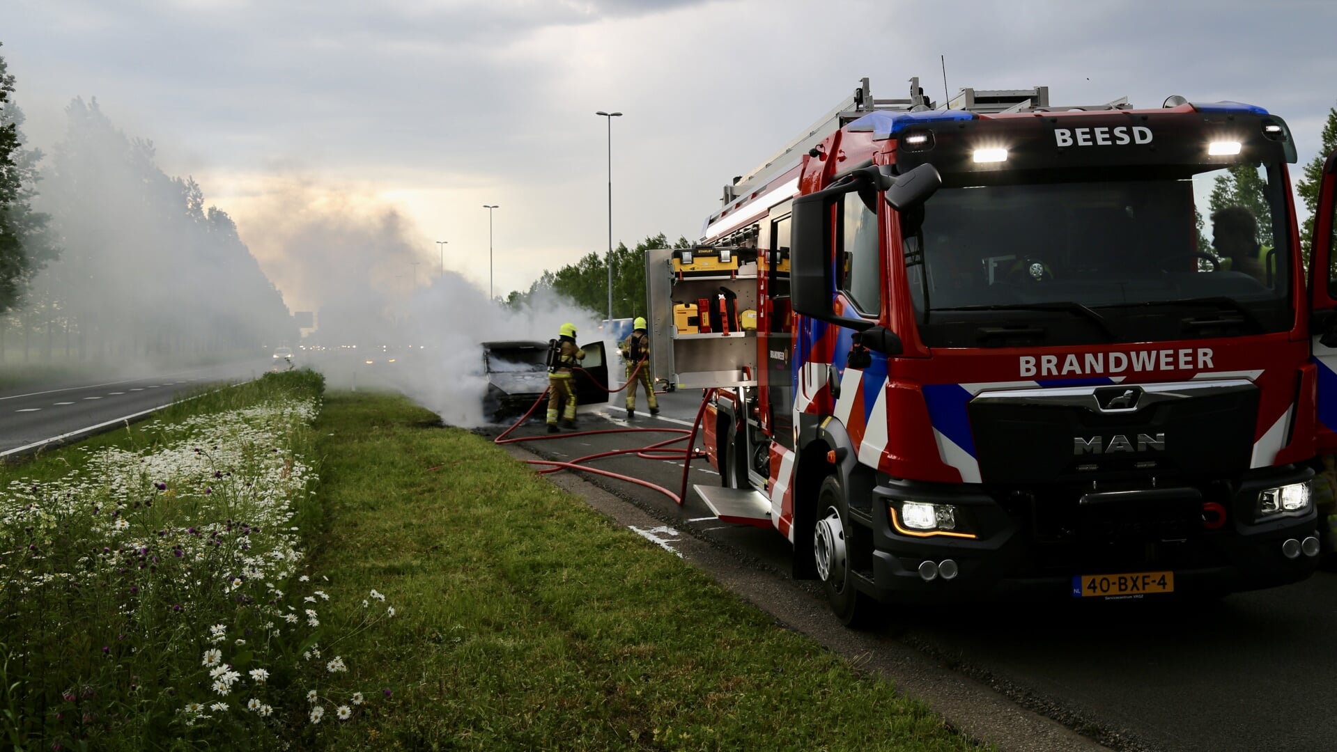 • De brandweer Beesd kwam in actie om de autobrand te blussen.