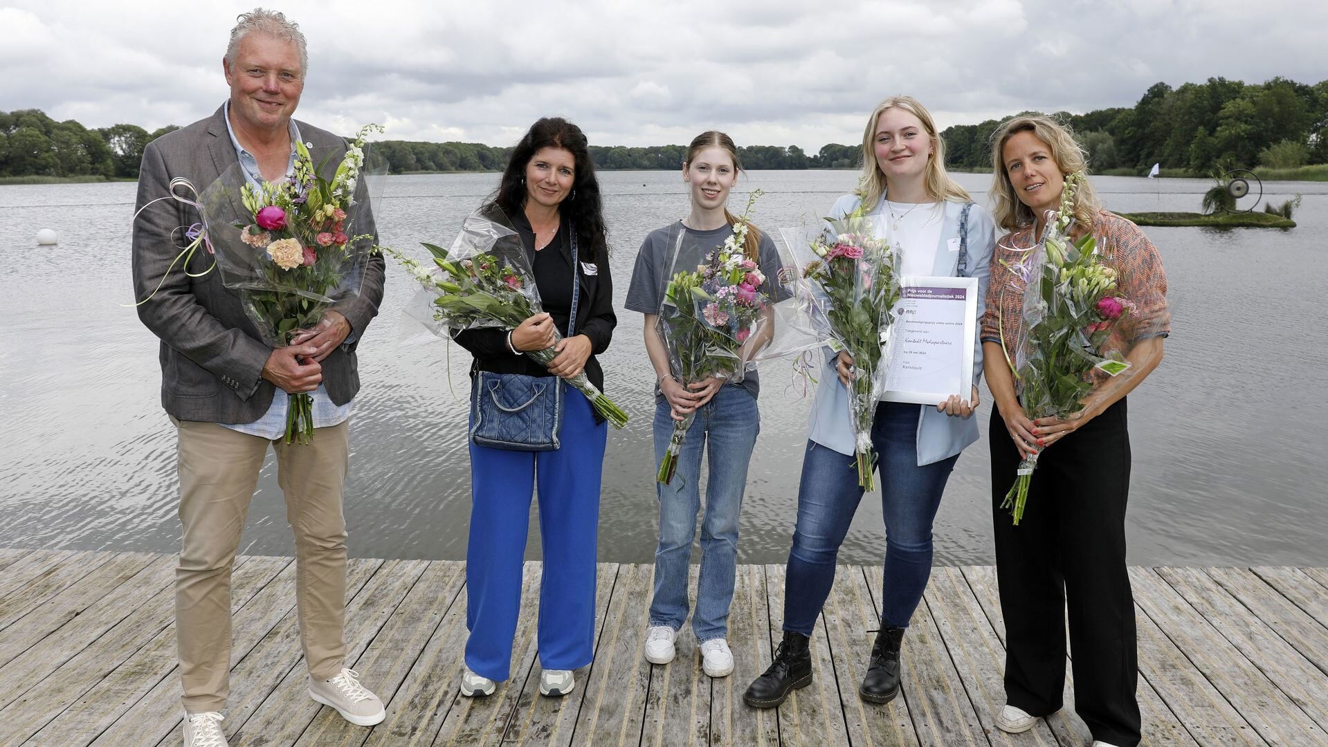 • De winnaars en genomineerden van de videoprijs, met rechts Linda Vermeer en Ilse den Burger en links Rick den Besten.