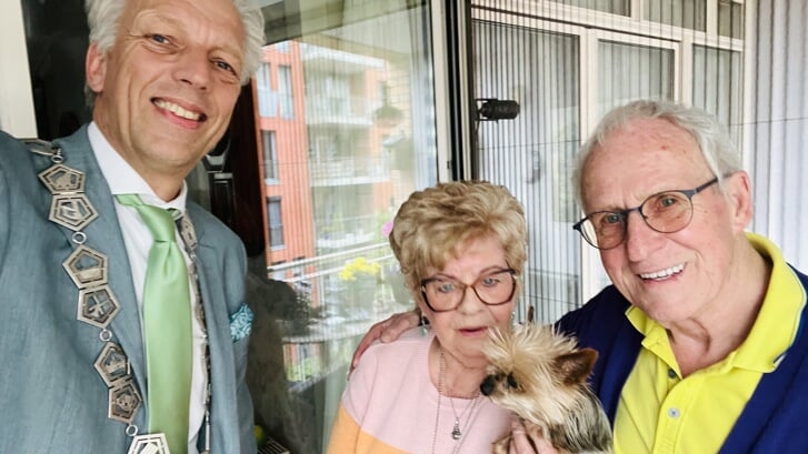 • Meneer en mevrouw Heesen met hun hondje Quinty naast de burgemeester.