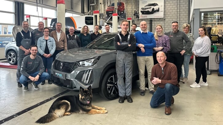 • Het team van Autobedrijf Broere in de werkplaats.