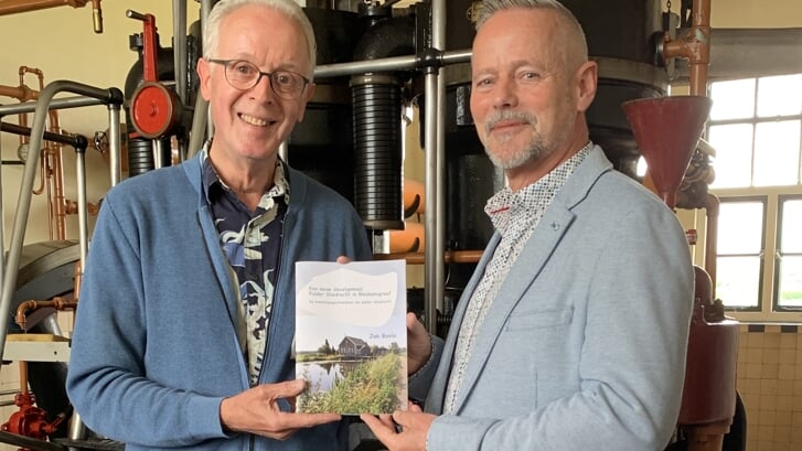 • Jan Boele (links) overhandigt het boek aan wethouder Maarten van Helden.