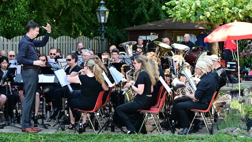 • Het Groot Orkest speelt achterin de tuin een gevarieerd programma.
