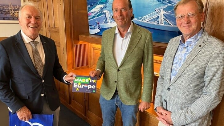 • Leo van Gelder  (links, CDA-kandidaat Europees parlement) overhandigt Steven Lubbers (midden, CEO van Hollandia) het keurmerk. Rechts Gerrit Jan Miedema.