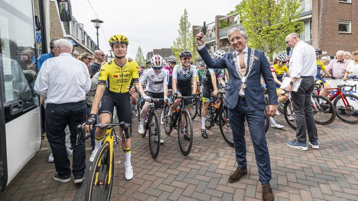 • Hans Beenakker in actie als starter van de Ronde van Lekkerkerk.