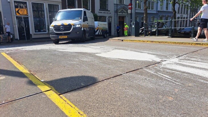 Een voertuig heeft op donderdagmiddag een spoor van Latex verf achtergelaten op de Hoge Gouwe. 