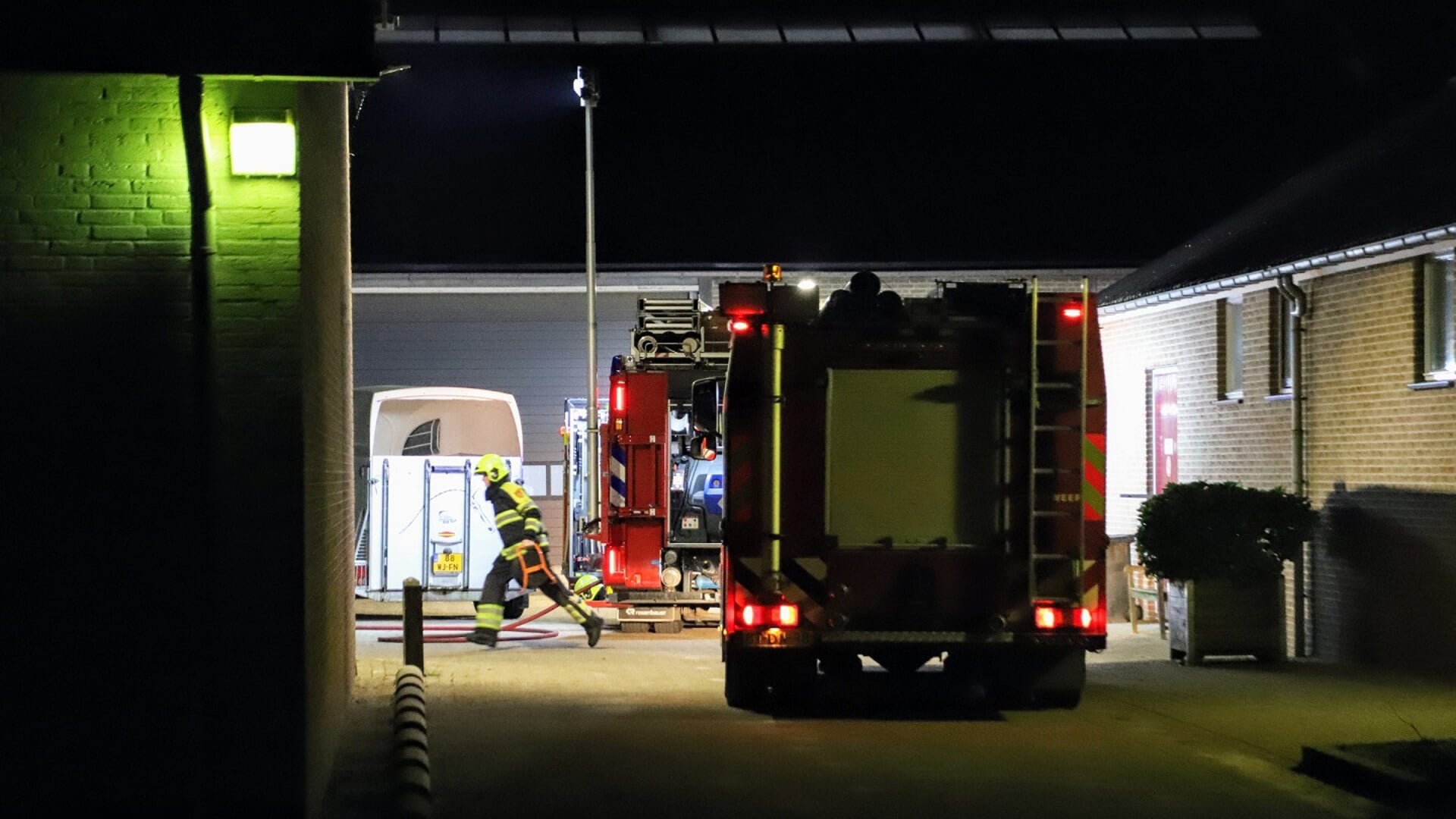 • Bij aankomst van de brandweer had de eigenaar de eerste blussing al in gang gezet.