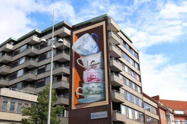 Voorbeeld uit de praktijk van de Zweedse gemeente Helsingborg: de optische illusie ‘Shattering’ op een flat in Helsingborg, gemaakt door de Nederlandse kunstenaar Leon Keer.