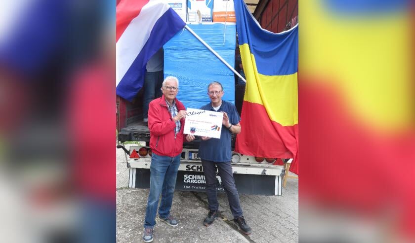 • Jos Voerman overhandigt de cheque aan Sjaak van der Leij. 