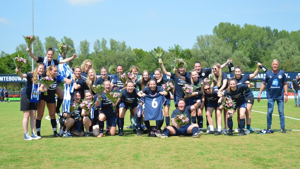 • Dames 1 van SV Parkhout viert het kampioenschap en de promotie.