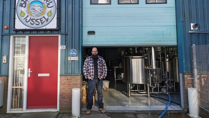 • Erik Terlouw bij zijn brouwerij in de Stormpolder.
