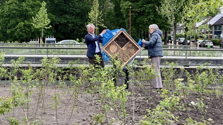 • Marieke Schouten en Eltjo Bouwman onthullen het bijenhotel in de nieuwe tuin bij Point of View.