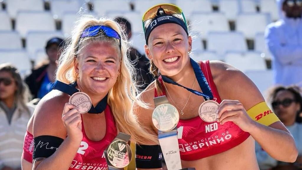 • Raïsa Schoon (links) en Katja Stam met hun bronzen medaille in Espinho.