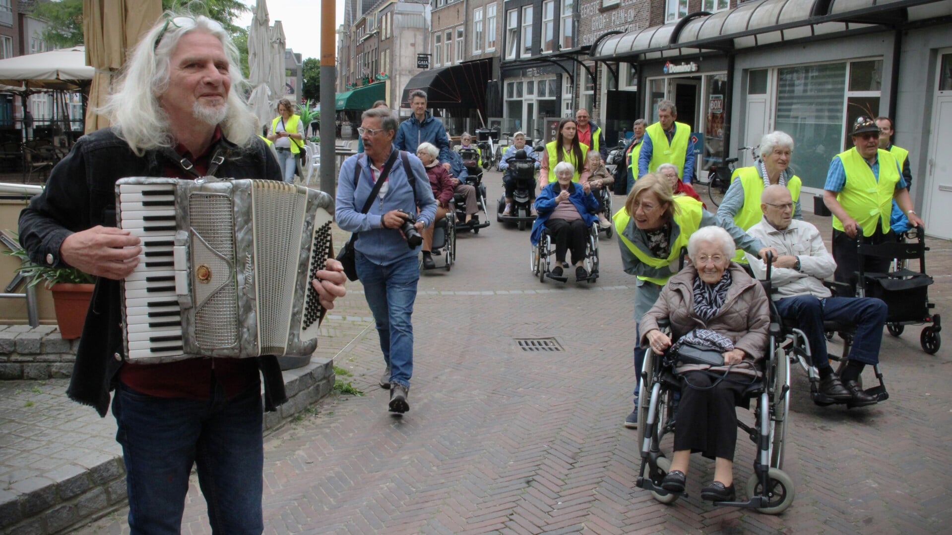 • Chris Meijerink verwelkomt de Walstede-bewoners bij de Waterpoort met nostalgische deuntjes.