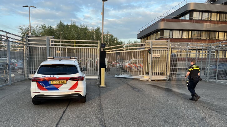  Een persoon ramde donderdagavond 9 mei meerdere keren tegen het toegangshek van het politiebureau aan de Nieuwe Gouwe Oostzijde. 