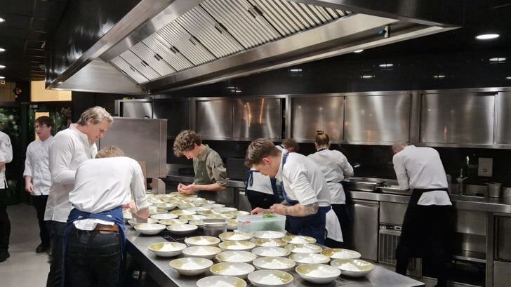 • Studenten van het Horeca & Toerisme College uit Nieuwegein koken in Kasteel Kerckebosch in Zeist.