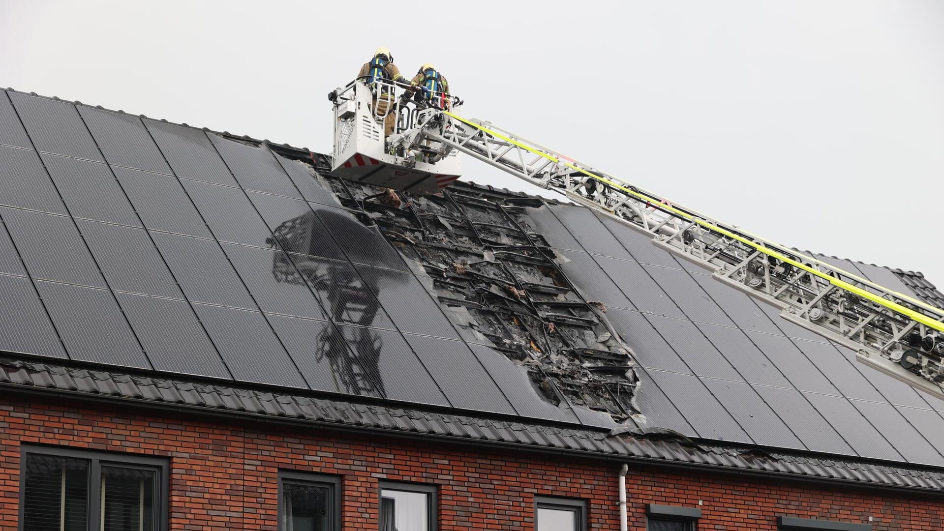 • Zonnepanelen in brand in woning aan het Hof van Plettenburg.