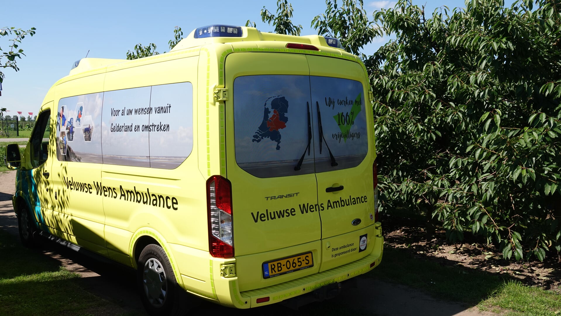 • De Wens Ambulance bij de kersenboomgaard.